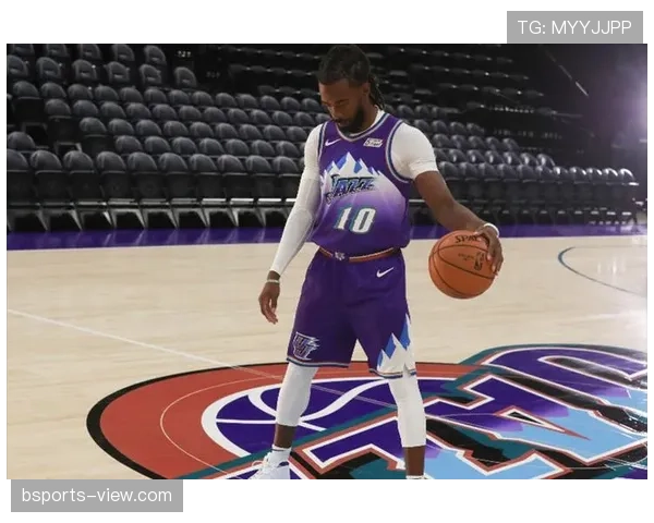 康利借无球跑动与挡拆改变防守布局，提升爵士进攻效率