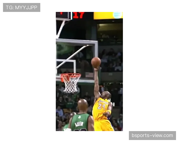 科比家里那个篮球架得多豪华啊，普通人别说练了，连站都站不上去吧？