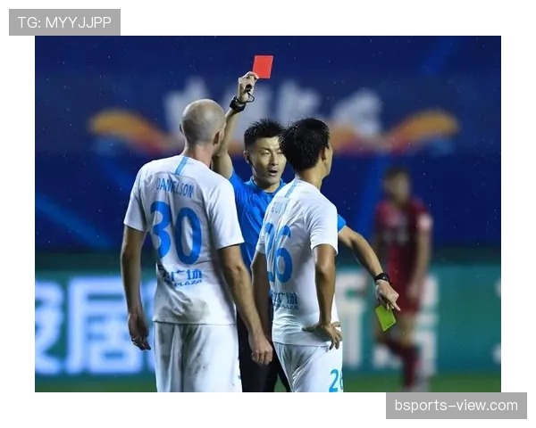 获利于扑救球：足球规则中裁判如何判定故意手球与自然反应？